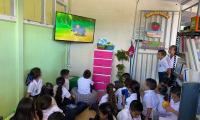 Estudiantes disfrutan del equipo audivisual del nuevo espacio para aprendizaje