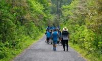 Estudiantes participan en caminata