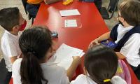 Niños y niñas resuelven los ejercicios