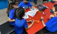 Estudiantes haciendo los ejercicios matemáticos