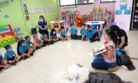 Niños y niñas atentos a la clase de sentimientos
