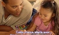 Afiche que muestra a un papá con su hija pintando o estudiando.