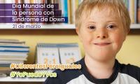 Un niño sonriendo para el día de Síndrome de Down