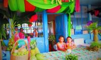 Dos estudiantes de la Escuela Ecológica participan en la feria de alimentos