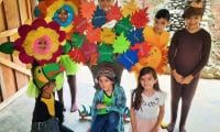 Estudiantes con disfraces de animalitos participan en actividad en su escuela