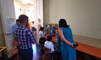 Imagen muestra la visita de la Ministra de Educación a los estudiantes 