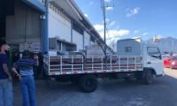 Camión de transporte con los insumos de protección y limpieza.