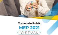 Estudiante realizando el deporte de Rubik