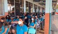 Jóvenes participan en el acto protocolario