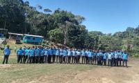 Grupo de estudiantes posa para la foto.