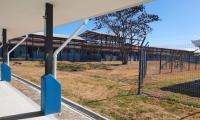 Aulas y al frente un área verde. Sol radiante