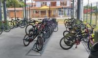 Decenas de bicicletas ubicadas en orden