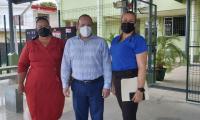 Tres personas posan para una fotografía