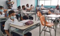 Niños y niñas sentados en una aula