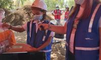 Niña tiene en la mano una bolsa con accesorios