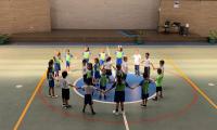 Grupo de estudiantes hacen un círculo atado a sus manos
