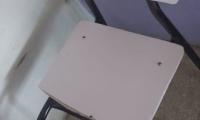 se muestra una silla blanca