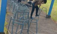personas trabajando en mejora de pupitres