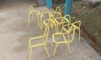 esqueletos de pupitres en proceso de mejora
